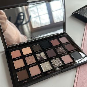 NEW IN BOX Huda pretty grunge eyeshadow palette